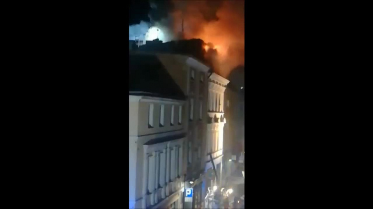 Pożar kamienicy w Koźlu przy ul. Czerwińskiego po wybuchu gazu. Jest niebezpieczeństwo przedostania się ognia na sąsiedni budynek.
