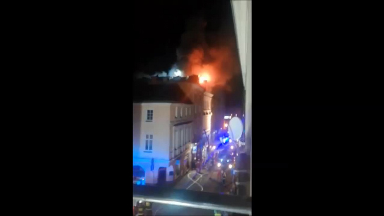 Pożar kamienicy w Koźlu przy ul. Czerwińskiego po wybuchu gazu. Jest niebezpieczeństwo przedostania się ognia na sąsiedni budynek.