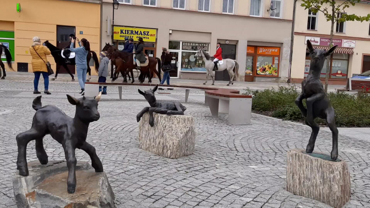 Przejazd uczestników Hubertua przez rynek