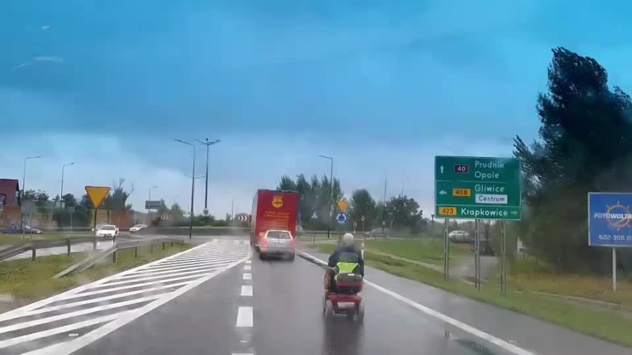 Horst Kupka jedzie do domu elektrycznym wózkiem