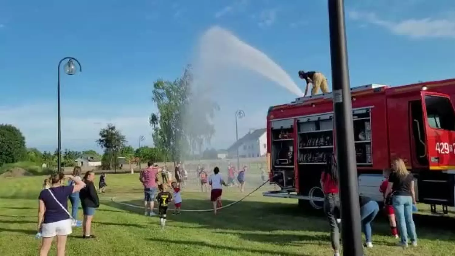Strażacy z OSP Kłodnica zrobili niespodziankę dzieciom podczas festynu rodzinnego na stadionie Odry Koźle