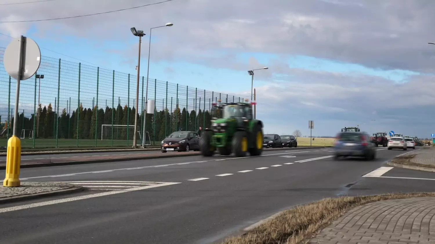 Przejazd ciągników drogą krajową nr 45 z Większyc do Polskiej Cerekwi w ramach strajku rolników