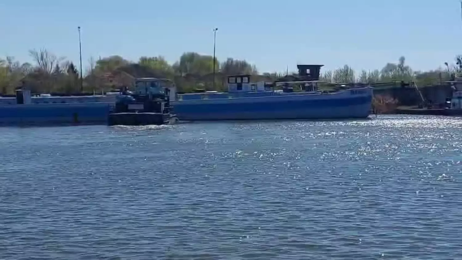 Z wody - ze wsparciem pchacza - licząca 55 metrów "Barka" trafiła najpierw na pochylnię (film: UŻŚ)
