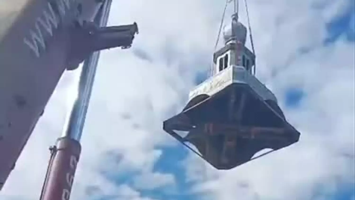 Prace remontowe wieży kościelnej w Pawłowiczkach - ściągnięcie kopuły (21 maja 2025 rok)