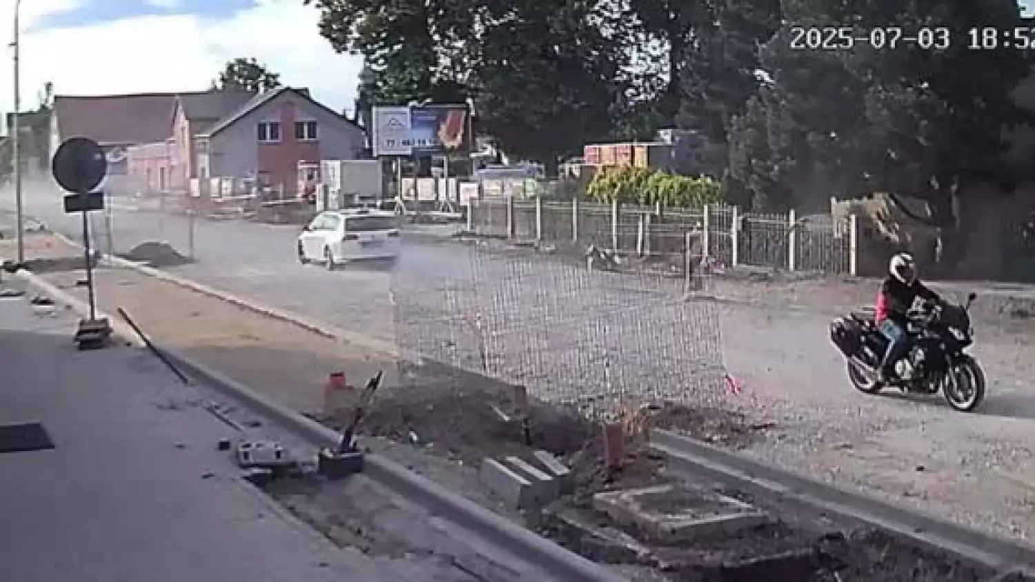 Tumany kurzu unoszą się w powietrzu. Kierowcy przejeżdżają ulicą Wyspiańskiego z dużą prędkością mimo zakazu