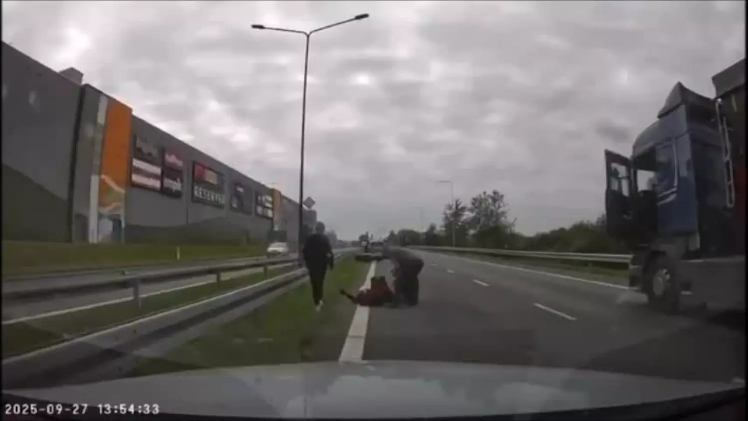 Wypadek na DK 40 w Kędzierzynie. Kierowca motocykla ratował się przed zderzeniem z mercedesem