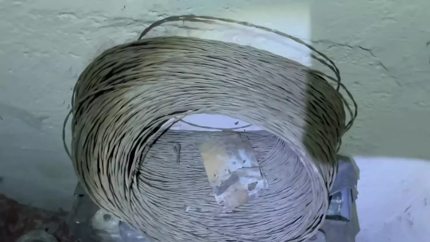 Poniemiecka szczelina przeciwlotnicza ale już z polskim, powojennym wyposażeniem znajdująca się na terenie kolei w Kędzierzynie-Koźlu