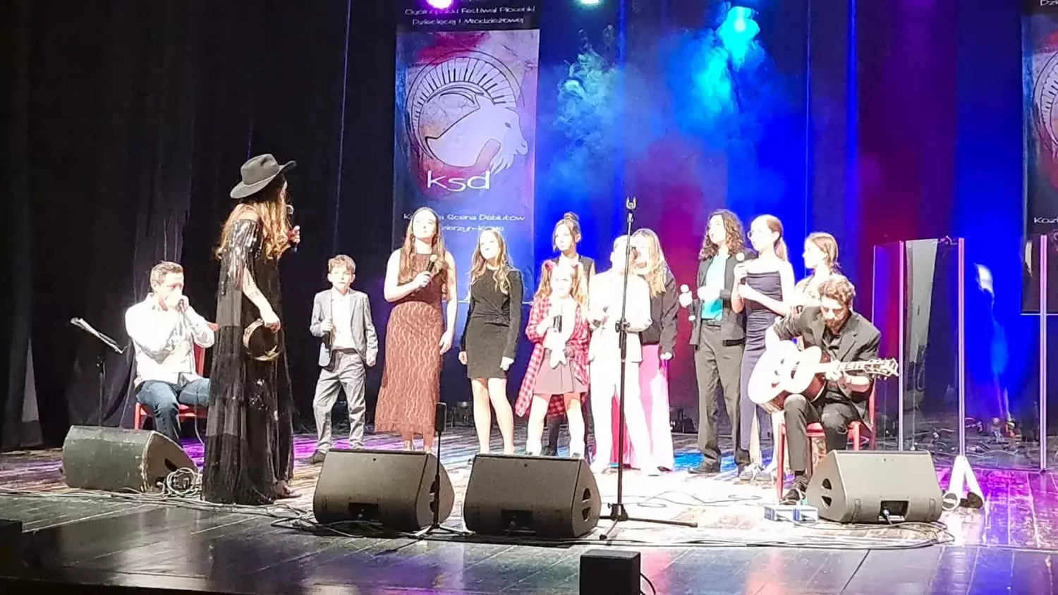 Wspólny występ laureatów VII Ogólnopolskiego Festiwalu Piosenki Dziecięcej i Młodzieżowej Kozielska Scena Debiutów z Anną Rusowicz