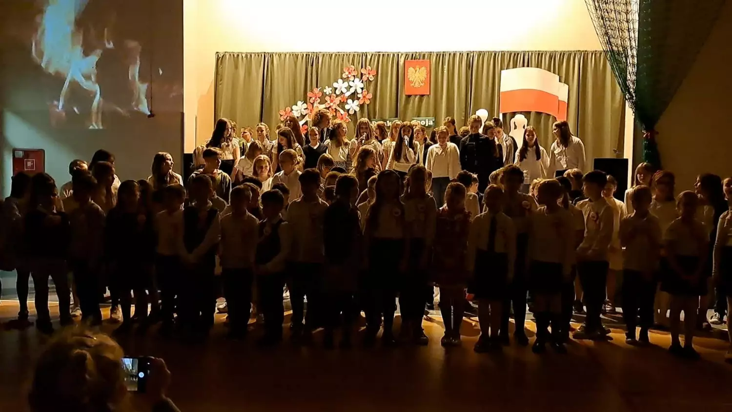 Uroczysta wieczornica połączona z koncertem pieśni patriotycznych w wykonaniu uczniów PSP nr 12 w Kędzierzynie-Koźlu cz. 2