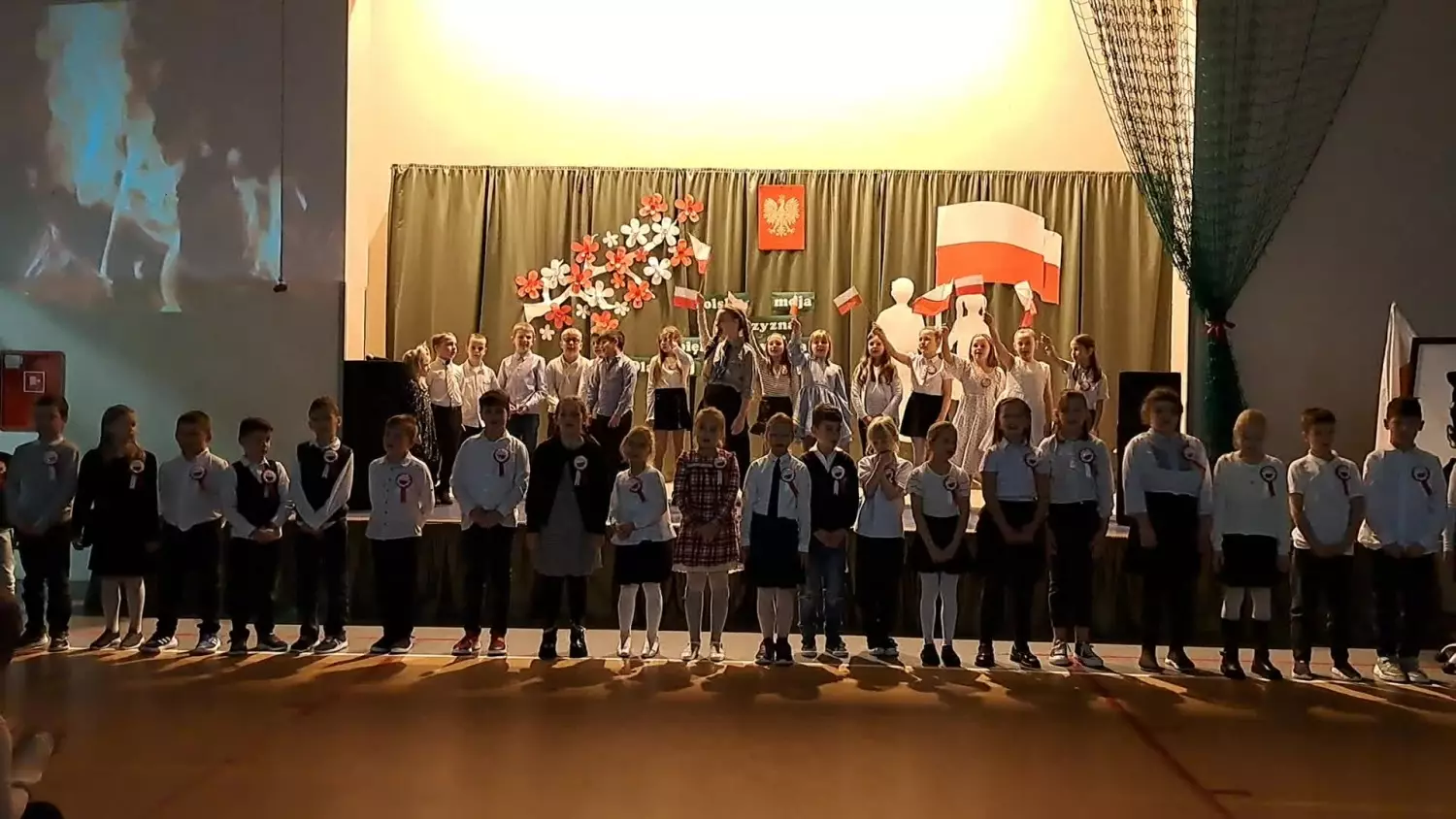 Uroczysta wieczornica połączona z koncertem pieśni patriotycznych w wykonaniu uczniów PSP nr 12 w Kędzierzynie-Koźlu cz. 1