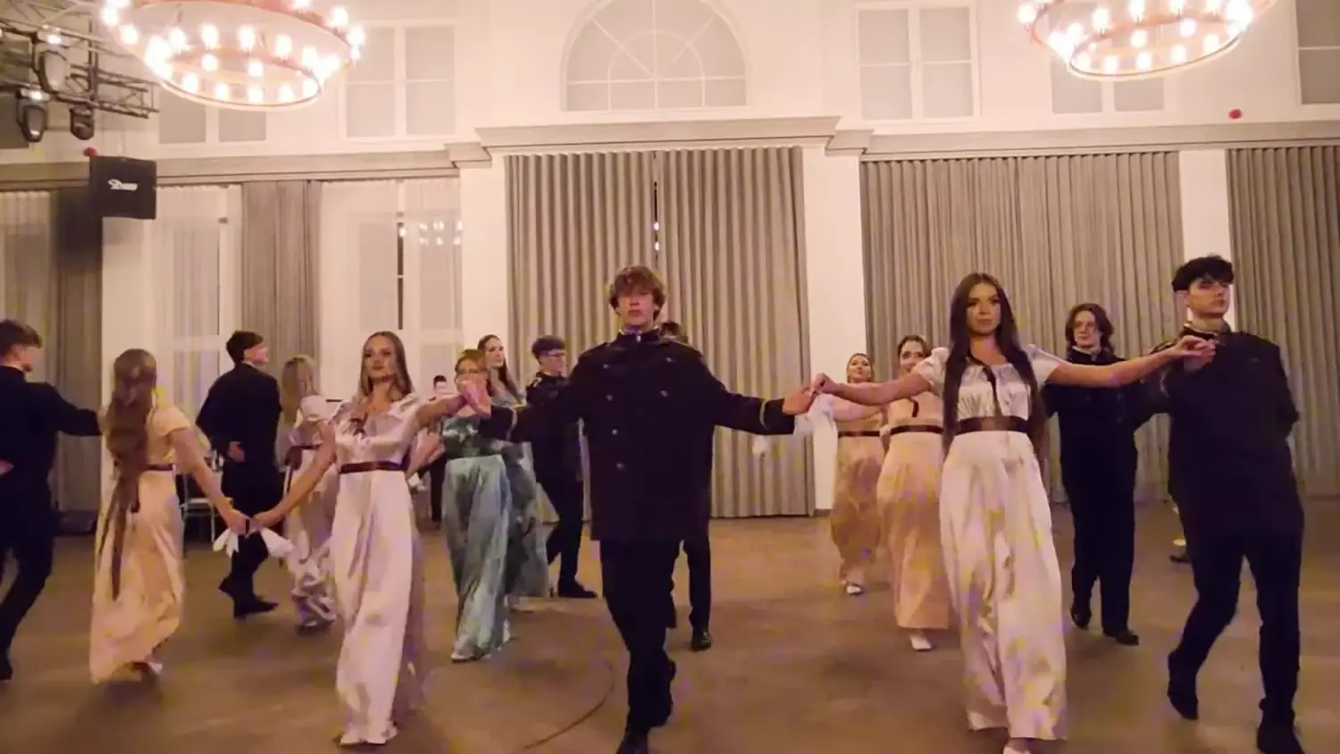 Studniówka I LO - polonez w wykonaniu kozielskich licealistów