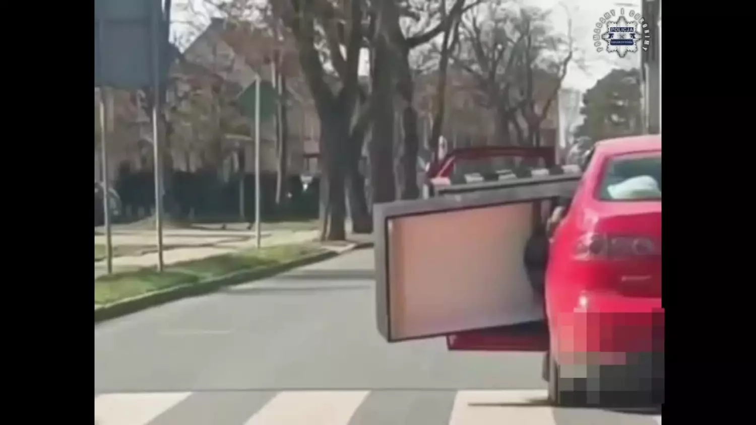 Kiedy bagażnik to za mało. Nietypowy transport zakończył się mandatem